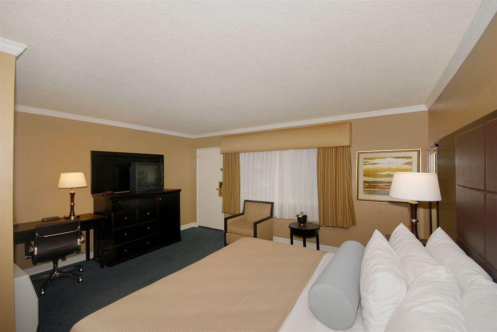 Western Carmel's Town House Hotel