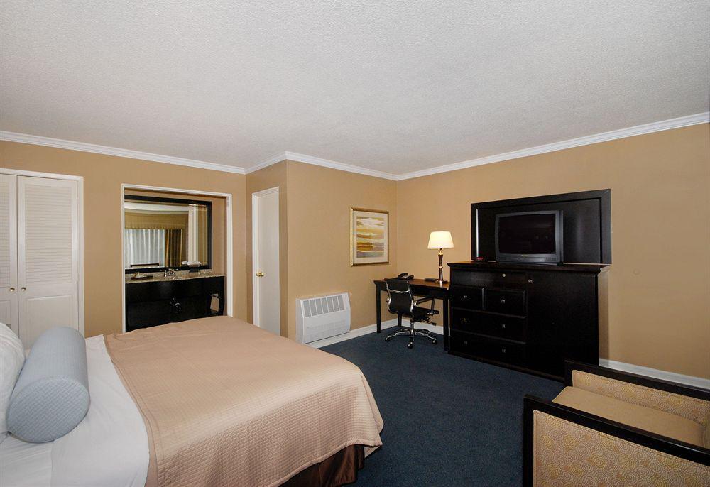 Western Carmel's Town House 3*