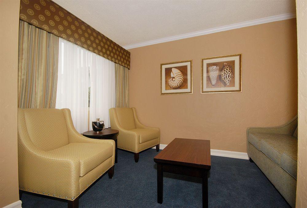 Western Carmel's Town House 3*